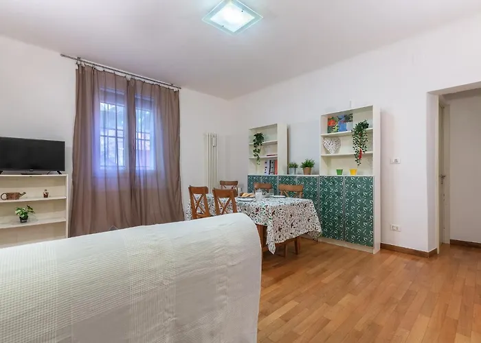 Guesthost - Cozy Near Margherita Gardens! Apartment