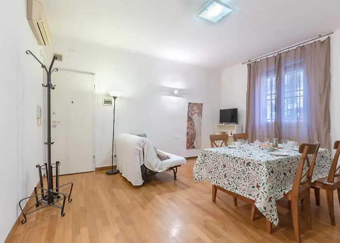 Guesthost - Cozy Near Margherita Gardens! Apartment