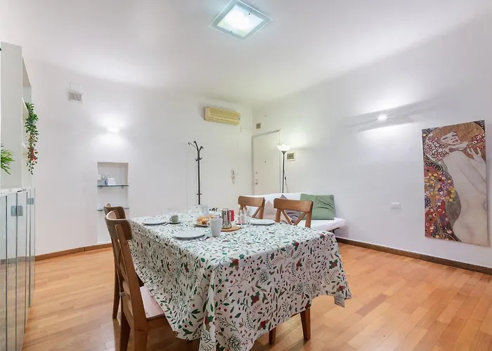 Apartment Guesthost - Cozy Near Margherita Gardens! Bologna