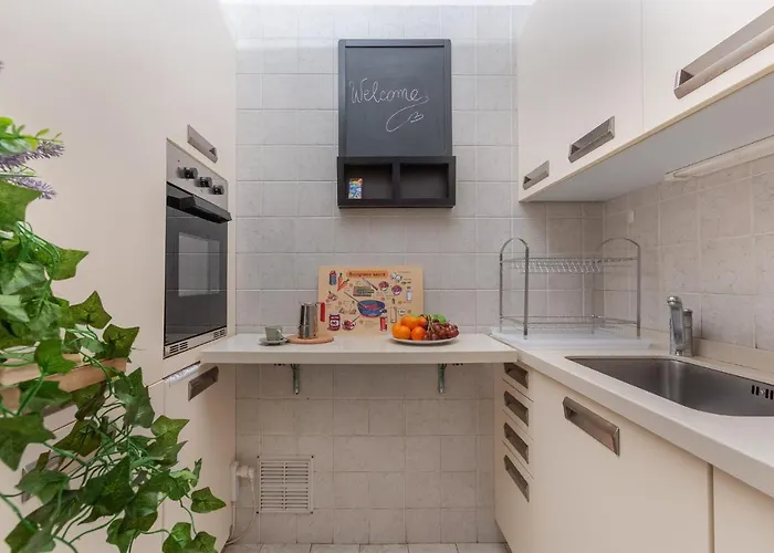 Guesthost - Cozy Near Margherita Gardens!