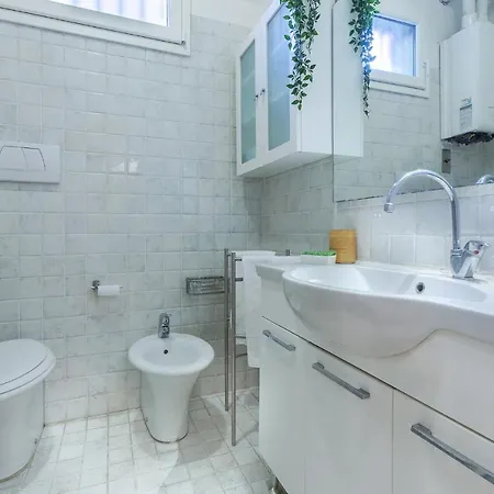 Guesthost - Cozy Near Margherita Gardens! Appartement Bologne