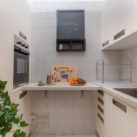 Guesthost - Cozy Near Margherita Gardens!